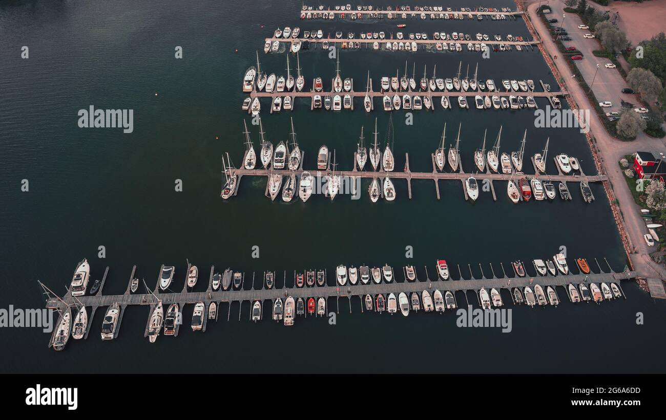 Vue aérienne de haut d'un grand nombre de yachts blancs et de voiliers amarrés dans une marina, en été. Banque D'Images