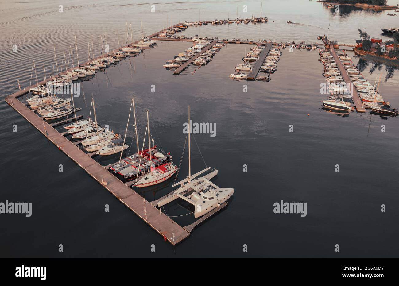 Vue aérienne de haut d'un grand nombre de yachts blancs et de voiliers amarrés dans une marina, en été. Banque D'Images