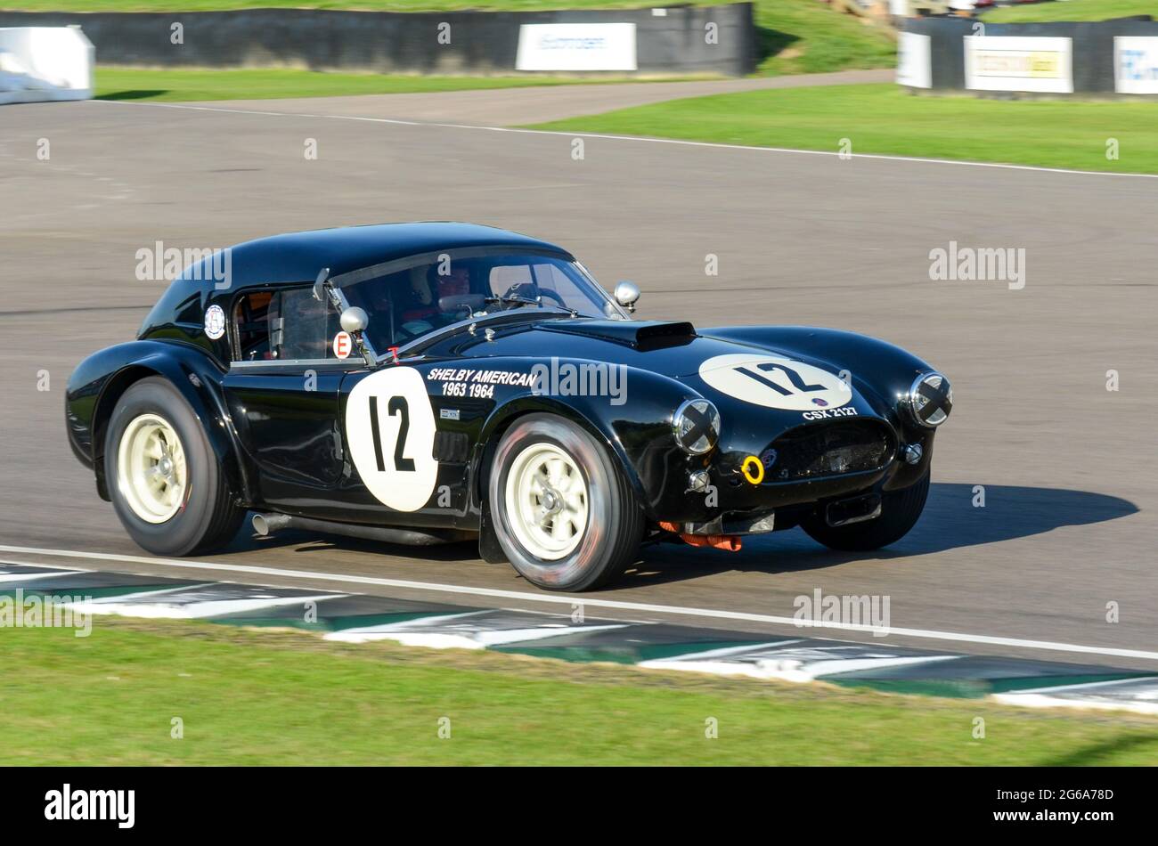 1963 AC Cobra classique, voiture de course vintage en compétition dans ...