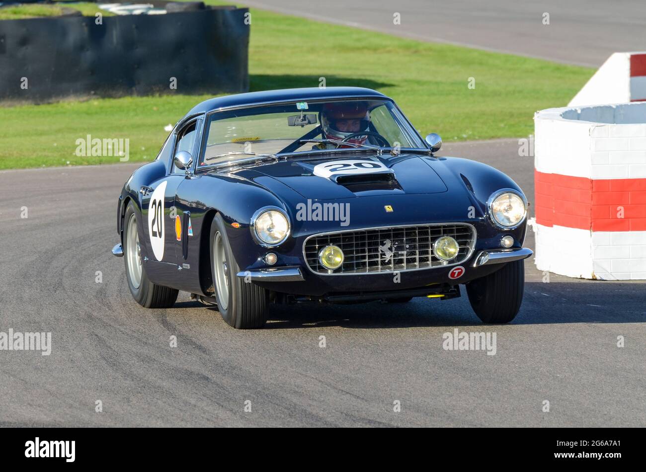 1962 Ferrari 250 GT SWB classique, voiture de course vintage en compétition dans le RAC Tourist Trophy à l'événement historique de Goodwood Revival, Royaume-Uni. Frank Stippler Banque D'Images