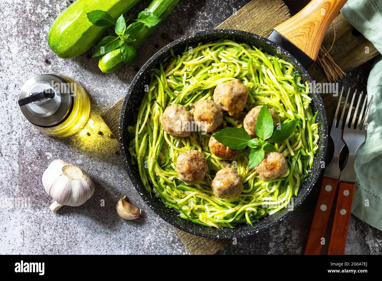 Alimentation saine, régime de céto, déjeuner. Nouilles courgettes cuites avec boulettes de viande sur un comptoir en pierre. Vue de dessus de l'arrière-plan de la mise à plat Banque D'Images