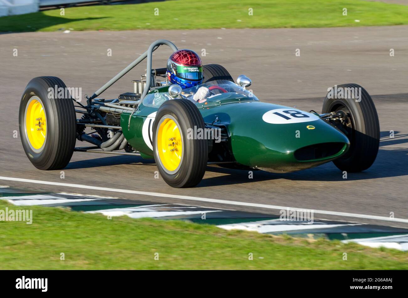 Grand Prix Lotus BRM 24 classique, voiture de course vintage en compétition dans le Trophée Glover à l'événement historique de Goodwood Revival, Royaume-Uni. Conduit par Paul Drayson Banque D'Images