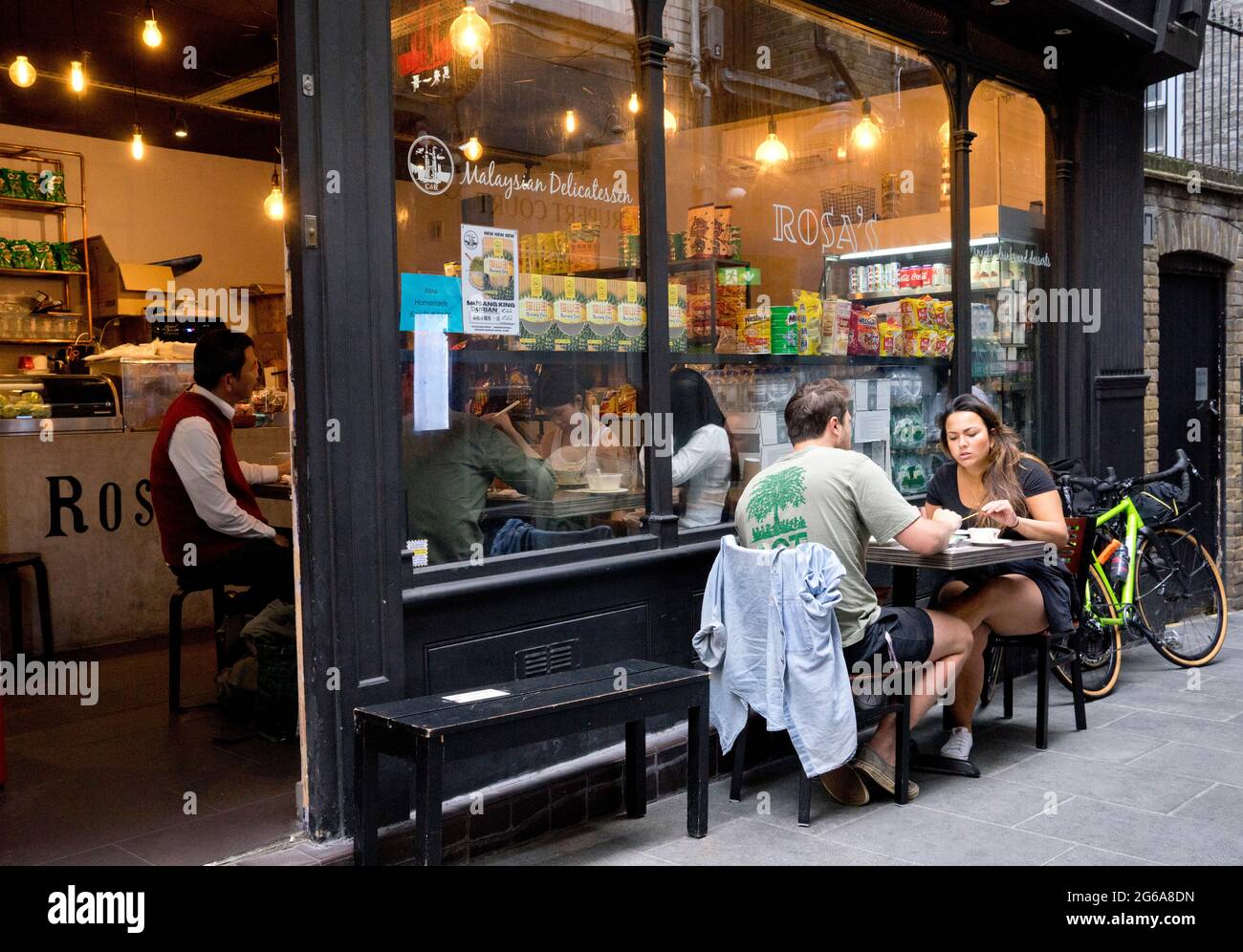 Les boutiques, pubs et cafés du West End de Londres rouvrent après le verrouillage des restrictions de pansémie de Covid-19/coronavirus levées à Londres, Angleterre, Royaume-Uni Banque D'Images