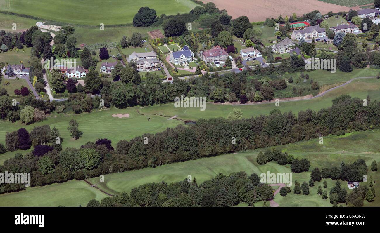 Vue aérienne des maisons individuelles sur Linton Lane, Collingham à côté du club de golf de Wetherby Banque D'Images