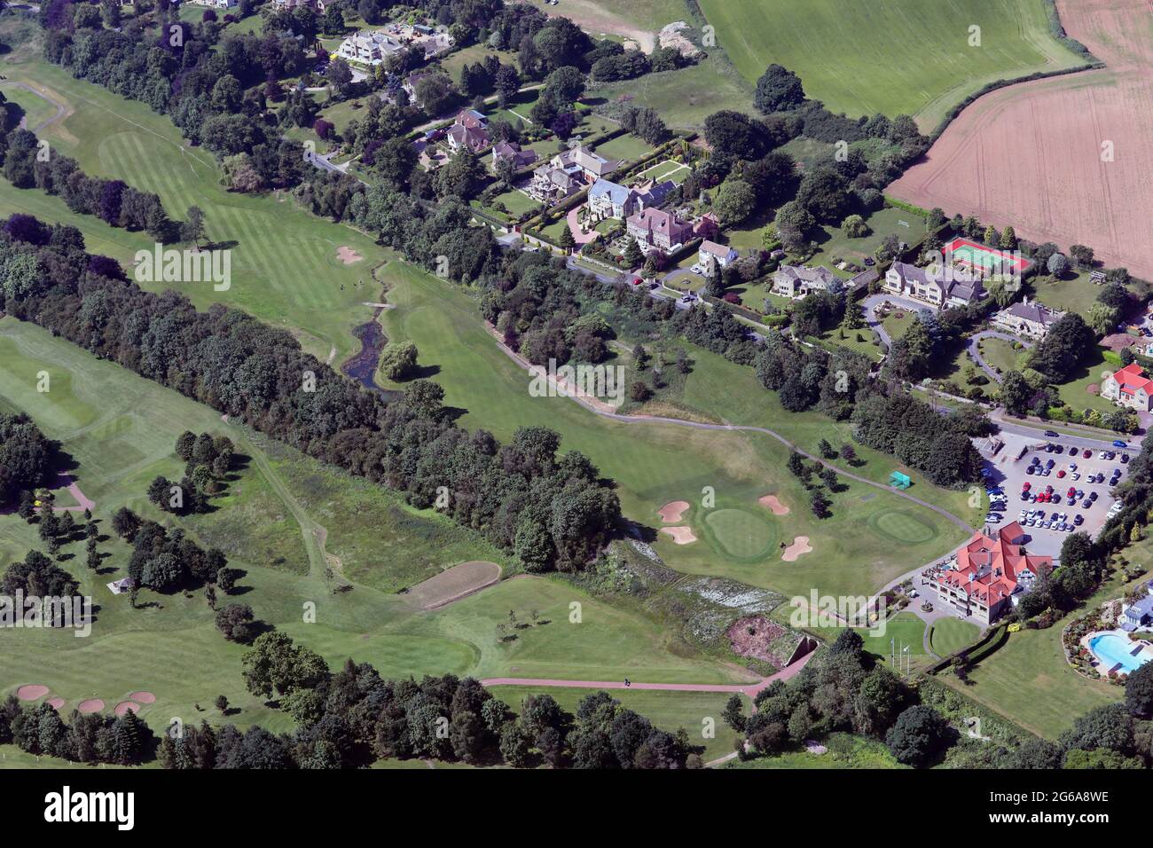 Vue aérienne des maisons individuelles sur Linton Lane, Collingham à côté du club de golf de Wetherby Banque D'Images