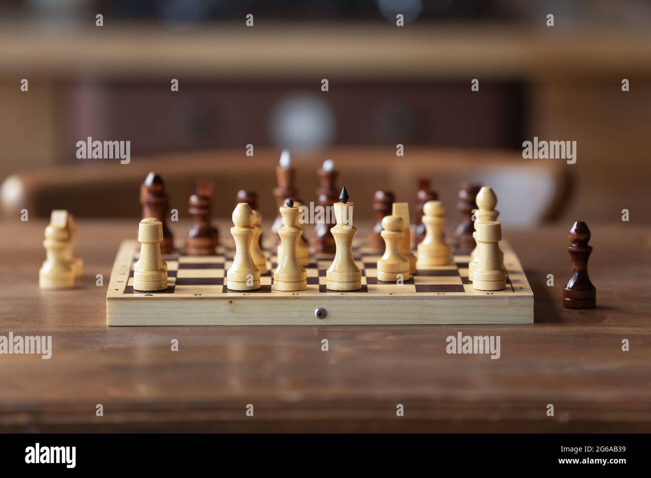 Échiquier sur table dans le processus de jeu. Carte avec pièces d'échecs Banque D'Images