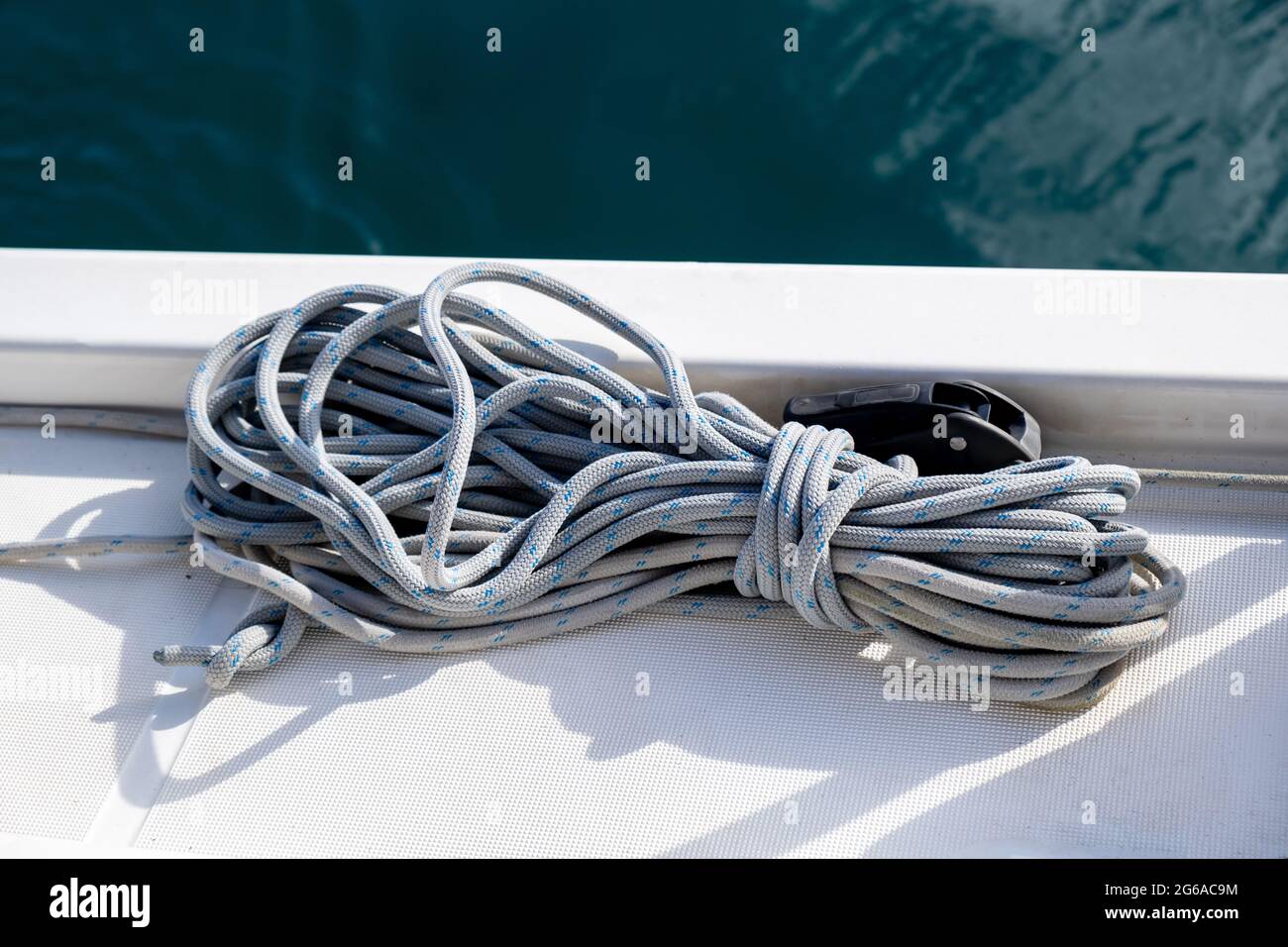Cordes d'amarrage sur le fond du pont de bateau à voile. Corde de yachting de couleur grise sur l'arc du navire, vue rapprochée, croisière avec Voilier en mer Egée, Grèce Banque D'Images