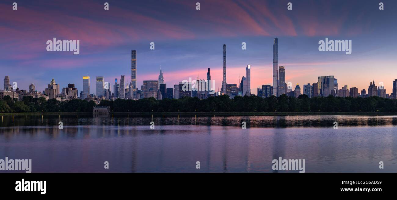Horizon de New York. Midtown Manhattan gratte-ciel de Central Park Reservoir à Dusk. Vue en soirée sur les milliardaires des bâtiments de luxe très grands Banque D'Images