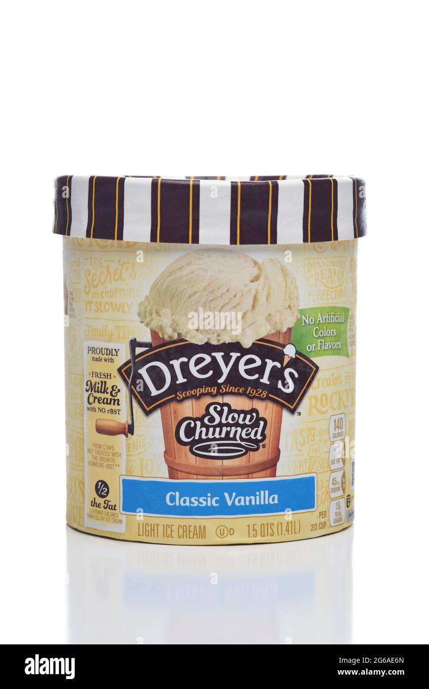 IRIVNE, CALIFORNIE - 4 JUILLET 2021: Une boîte de Dreyers Slow churned Classic glace vanille. Banque D'Images