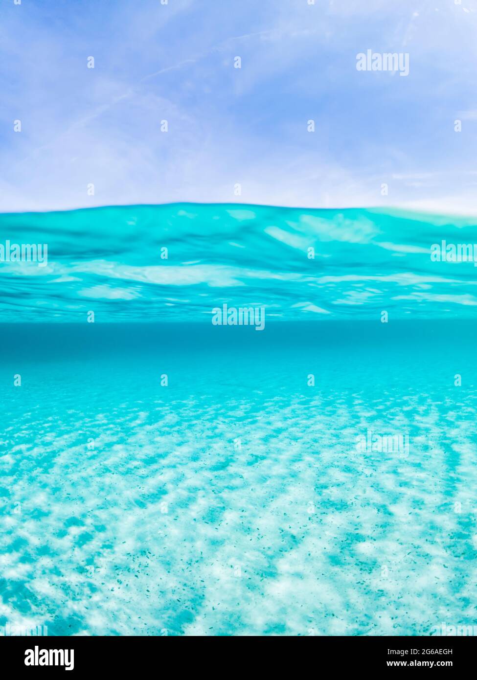 (Mise au point sélective) vue imprenable sur la mer à moitié sous-marine et le ciel à moitié bleu. Archipel de la Maddalena, Sardaigne, Italie. Banque D'Images