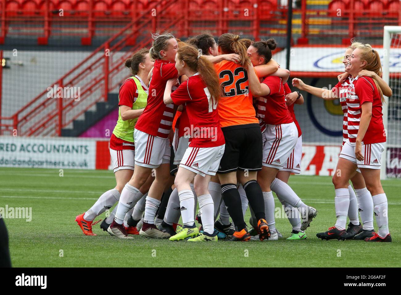 Célébrations alors que Hamilton Academical Womens FC gagne en promotion dans le meilleur vol de Scottish Womens football après leur victoire de 3-0 lors de la Scottish Building Society Premier League 2 Fixture des femmes écossaises Hamilton Academical FC vs Kilmarnock FC, Fountain of Youth Stadium, Hamilton, South Lanarkshire, 04/07/2021 | crédit Colin Poultney | www.Alamy.co.uk Banque D'Images