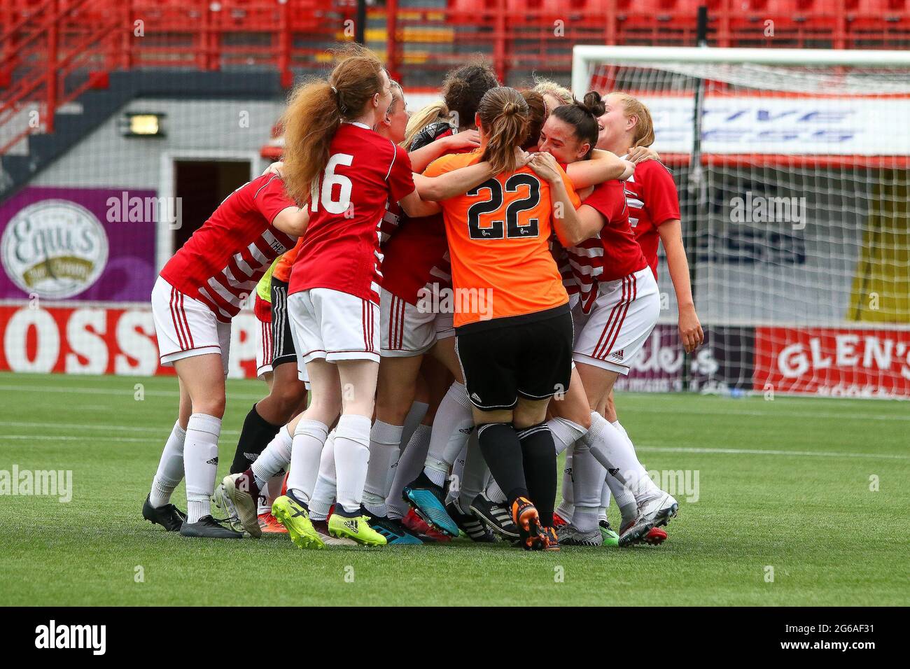 Célébrations alors que Hamilton Academical Womens FC gagne en promotion dans le meilleur vol de Scottish Womens football après leur victoire de 3-0 lors de la Scottish Building Society Premier League 2 Fixture des femmes écossaises Hamilton Academical FC vs Kilmarnock FC, Fountain of Youth Stadium, Hamilton, South Lanarkshire, 04/07/2021 | crédit Colin Poultney | www.Alamy.co.uk Banque D'Images