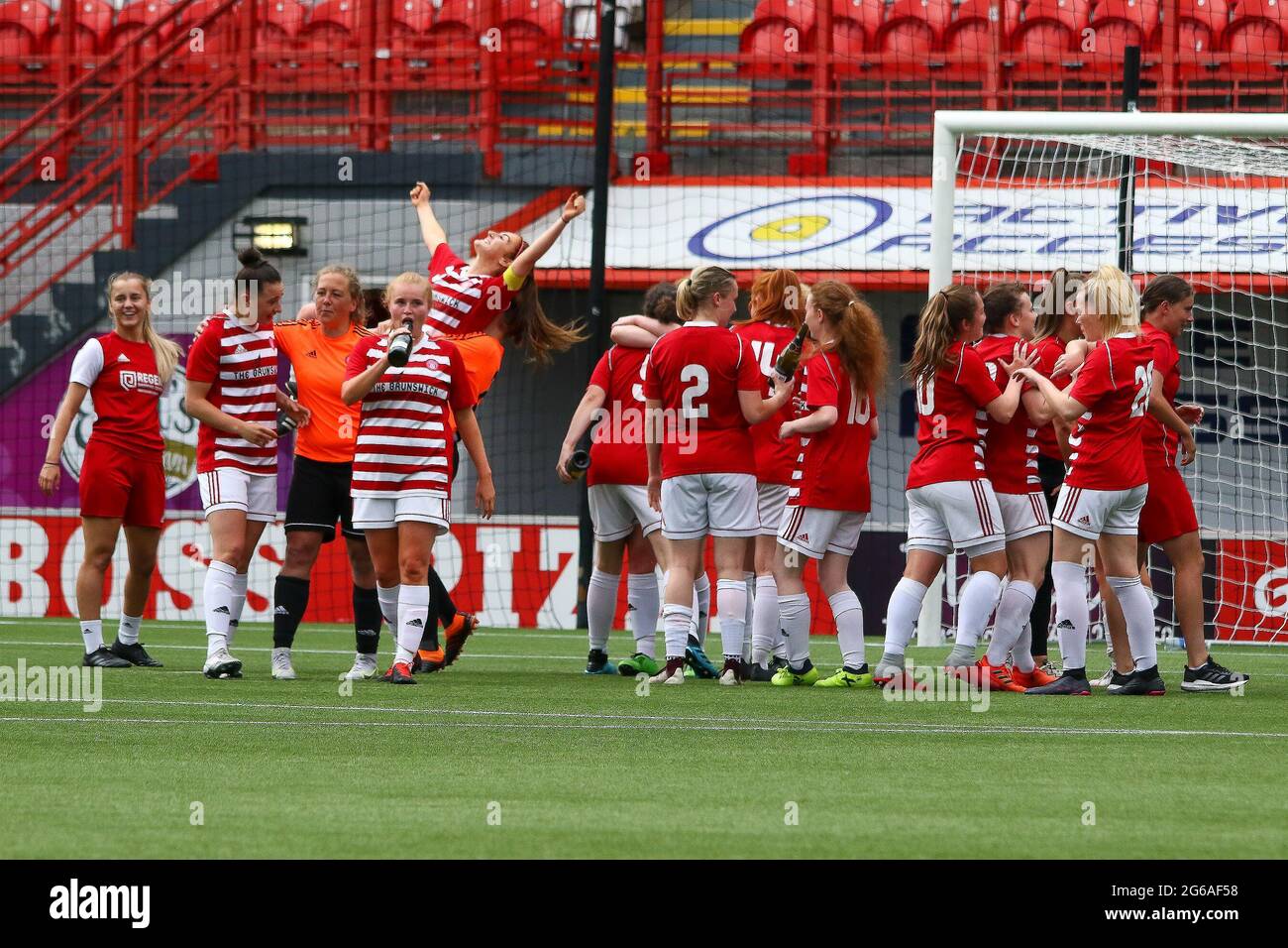 Célébrations alors que Hamilton Academical Womens FC gagne en promotion dans le meilleur vol de Scottish Womens football après leur victoire de 3-0 lors de la Scottish Building Society Premier League 2 Fixture des femmes écossaises Hamilton Academical FC vs Kilmarnock FC, Fountain of Youth Stadium, Hamilton, South Lanarkshire, 04/07/2021 | crédit Colin Poultney | www.Alamy.co.uk Banque D'Images