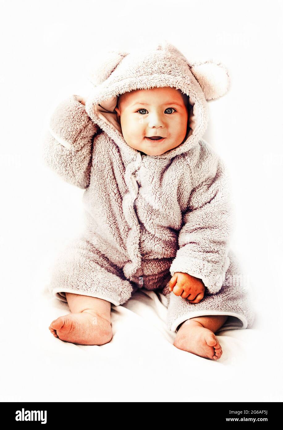 Portrait D Un Petit Bebe Mignon Dans Un Costume Moelleux Photo Stock Alamy Portrait D Un Petit Bebe Mignon Dans Un Costume Moelleux Photo Stock Alamy
