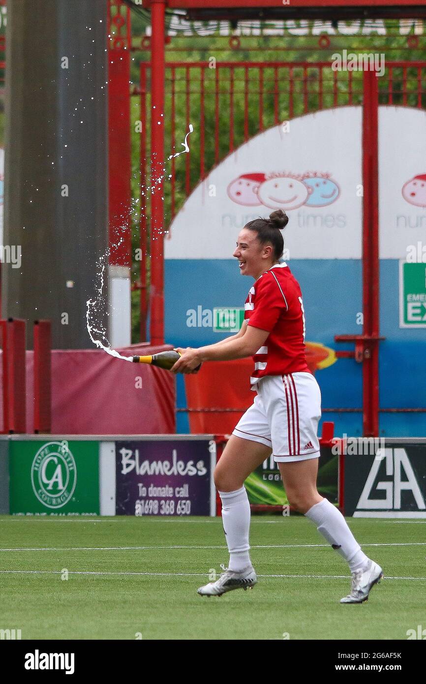 Célébrations alors que Hamilton Academical Womens FC gagne en promotion dans le meilleur vol de Scottish Womens football après leur victoire de 3-0 lors de la Scottish Building Society Premier League 2 Fixture des femmes écossaises Hamilton Academical FC vs Kilmarnock FC, Fountain of Youth Stadium, Hamilton, South Lanarkshire, 04/07/2021 | crédit Colin Poultney | www.Alamy.co.uk Banque D'Images