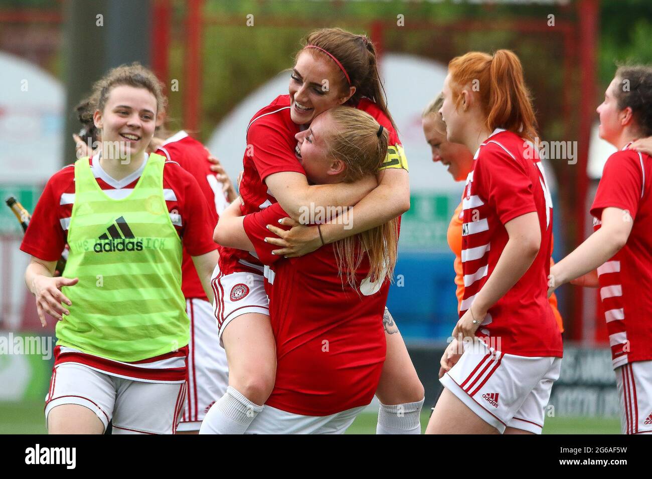 Célébrations alors que Hamilton Academical Womens FC gagne en promotion dans le meilleur vol de Scottish Womens football après leur victoire de 3-0 lors de la Scottish Building Society Premier League 2 Fixture des femmes écossaises Hamilton Academical FC vs Kilmarnock FC, Fountain of Youth Stadium, Hamilton, South Lanarkshire, 04/07/2021 | crédit Colin Poultney | www.Alamy.co.uk Banque D'Images