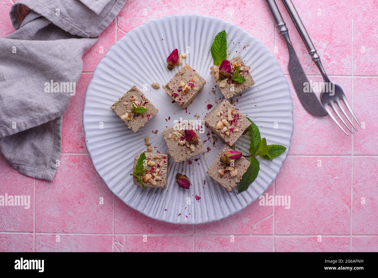 Halva aux pétales de rose et aux noix. Banque D'Images