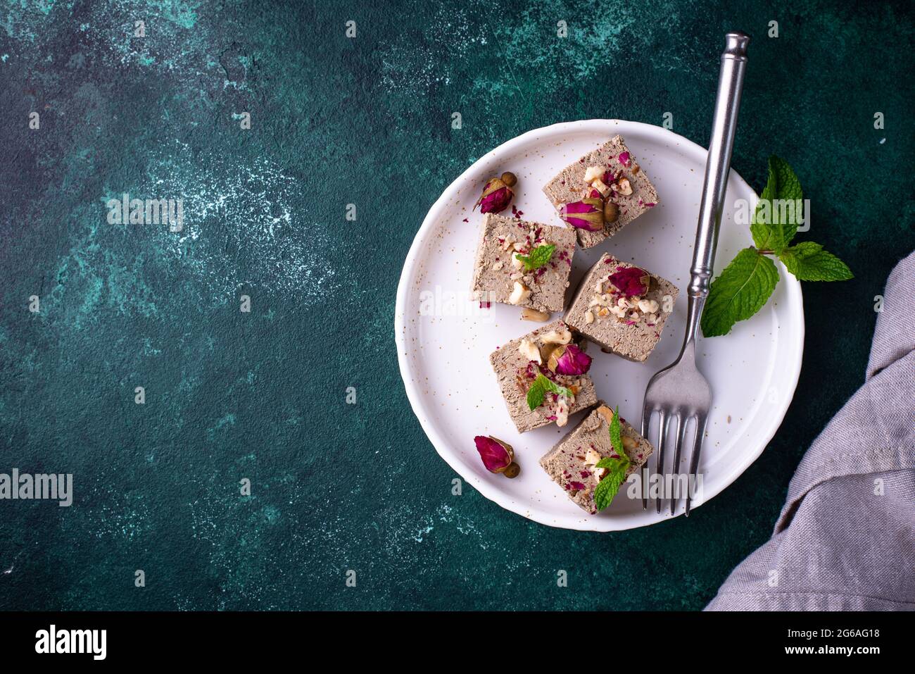 Halva aux pétales de rose et aux noix. Banque D'Images
