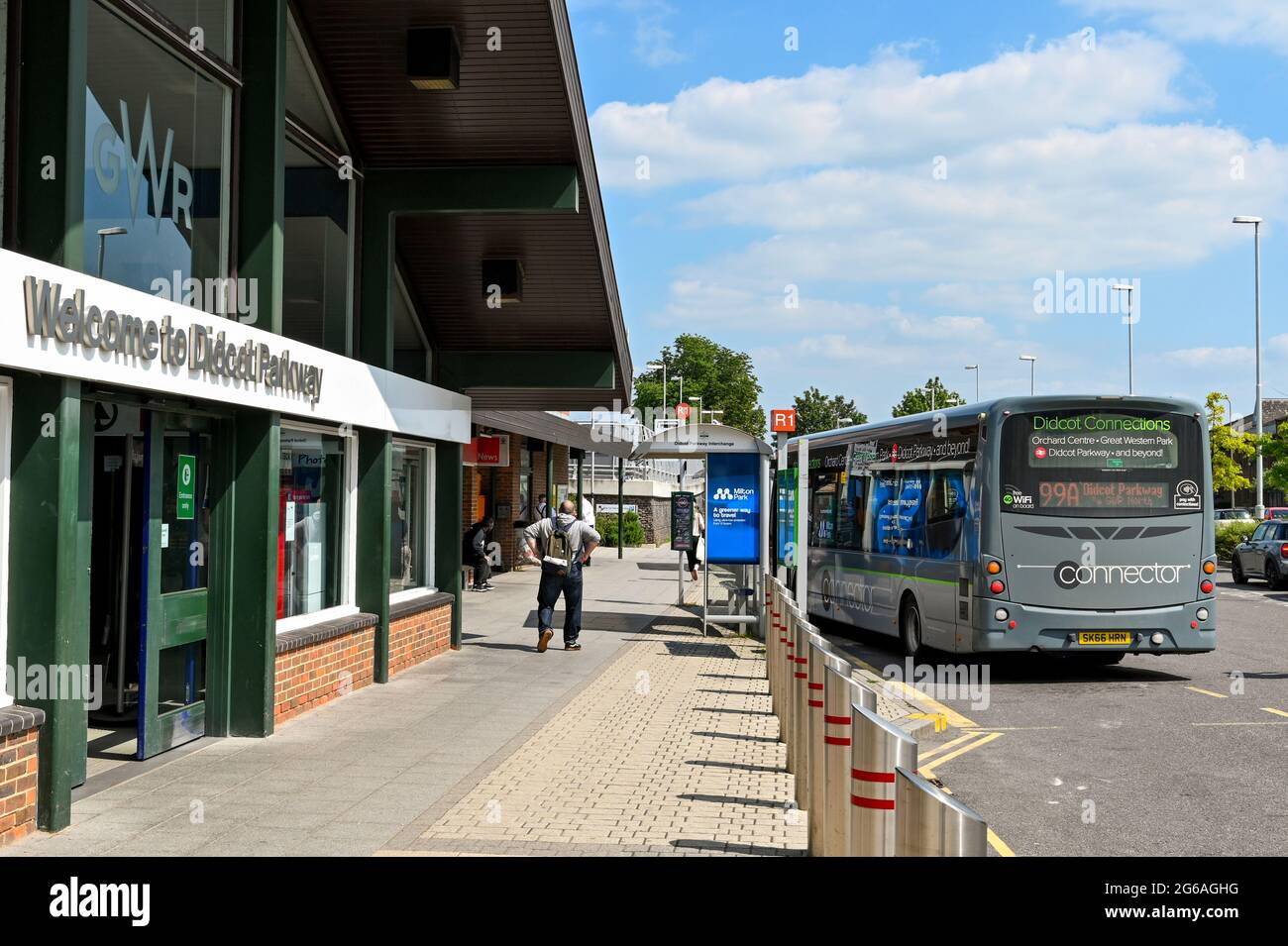 Didcot, Angleterre - 2021 juin : entrée à la gare de Didcot Parkway avec un bus stationné à l'extérieur à l'arrêt de bus. C'est un échangeur de transport. Banque D'Images