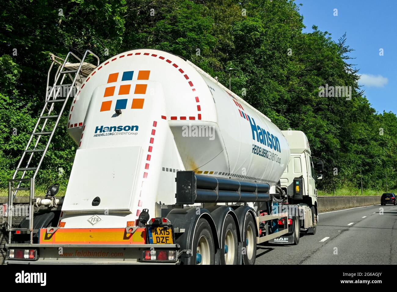 Newport, pays de Galles - juin 2021 : gros camion-citerne articulé sur l'autoroute M4. Le pétrolier est exploité par le groupe Hanson Cement Banque D'Images