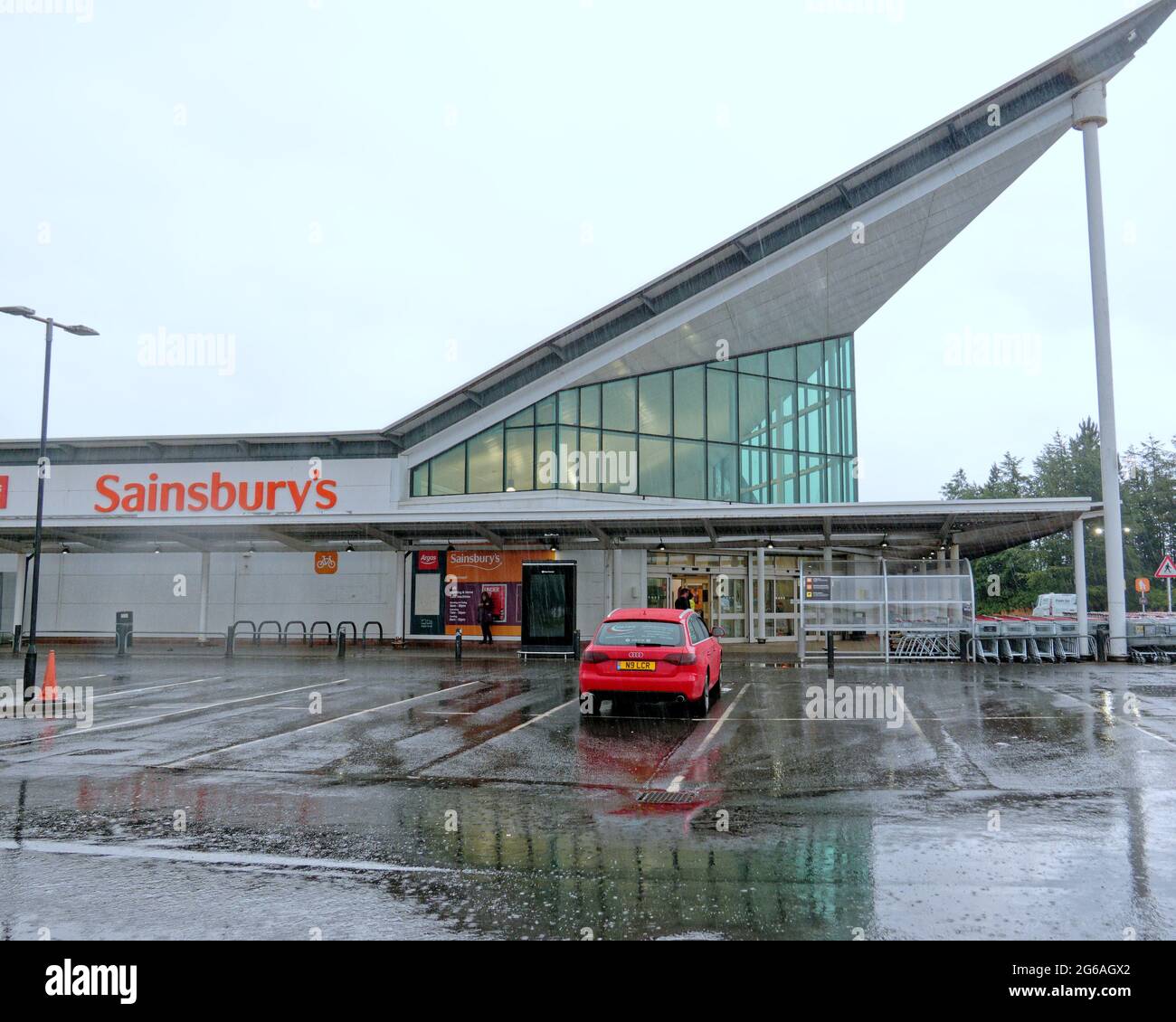 Glasgow, Écosse, Royaume-Uni, 4 juillet 2021. Météo au Royaume-Uni : des pluies torrentielles et des tempêtes spectaculaires ont vu des inondations dans le nord-ouest de la ville et sainsburys DrumChapel dans le grand parc de vente de l'Ouest fermé à 2.30 heures cet après-midi en raison d'inondations avant son heure normale de fermeture de 22 heures, le groupe q magasin voisin a également été forcé de fermer. . Crédit : Gerard Ferry/Alay Live News Banque D'Images