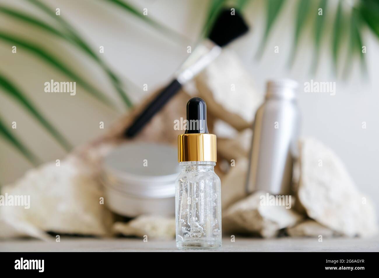 Gel transparent au sérum pour produits cosmétiques pour le visage, acide hyaluronique cosmétique médicale dans compte-gouttes avec pipettes sur fond clair. Naturel Banque D'Images