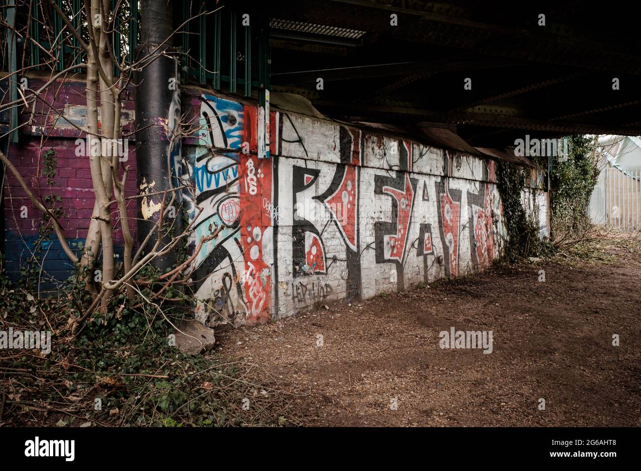 Graffitis sous un pont le long de la rivière Cam à Cambridge, au Royaume-Uni Banque D'Images