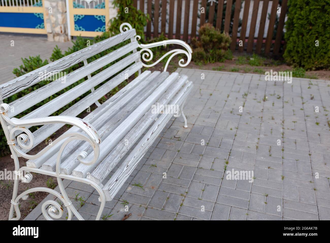 banc blanc vintage dans le parc, repos dans le parc Banque D'Images