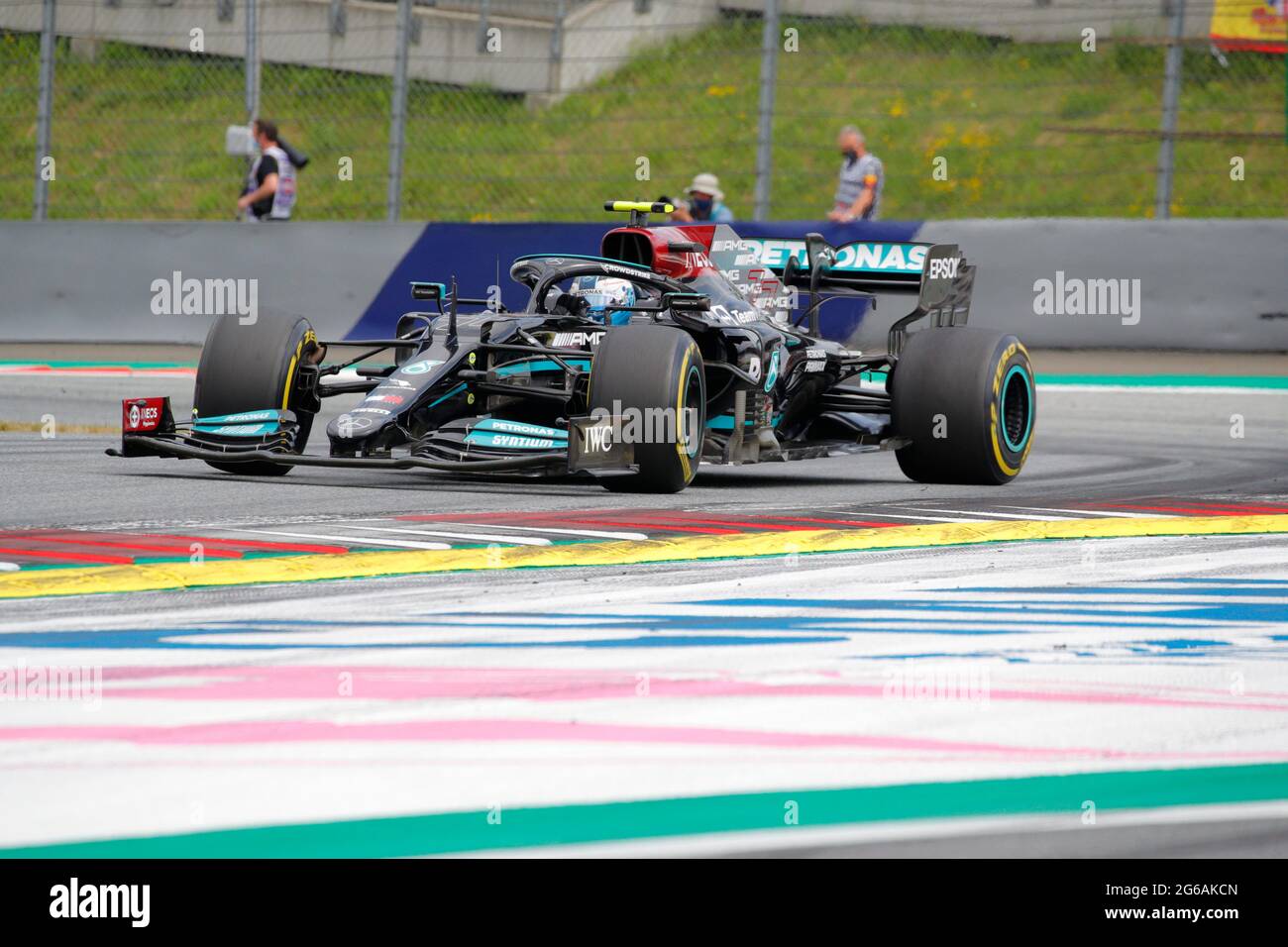 Vallteri Bottas dérive sa Mercedes AMG lors de la course autrichienne du Grand Prix de Formule 1 le 4 juillet 2021 à Spielberg, Autriche. Banque D'Images