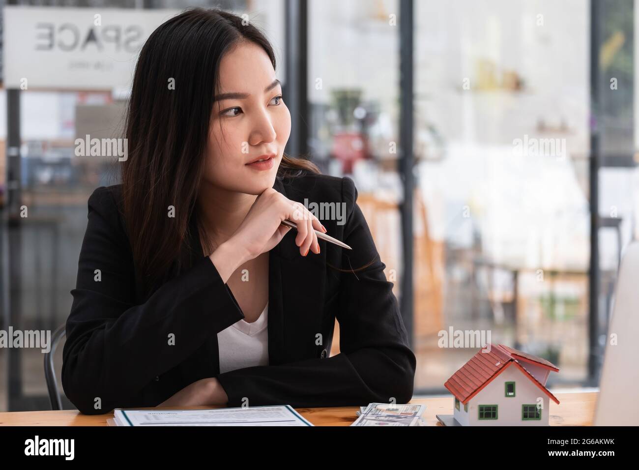 Une femme stressée signe un contrat pour annuler son appartement de location et payer un paiement en souffrance Banque D'Images