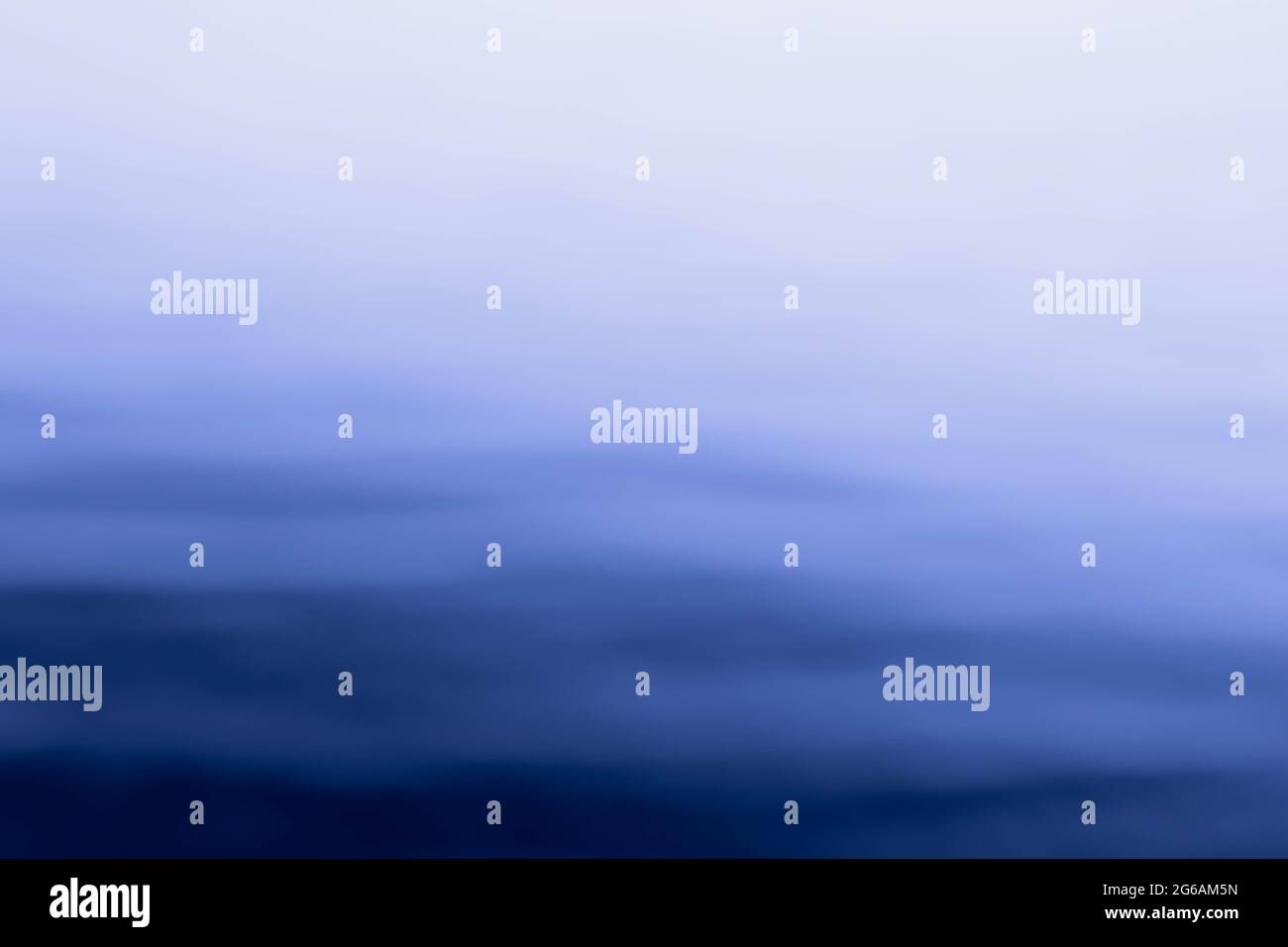 Cliché abstrait d'une surface d'eau de mer floue avec horizon. Arrière-plan, motif, texture Banque D'Images