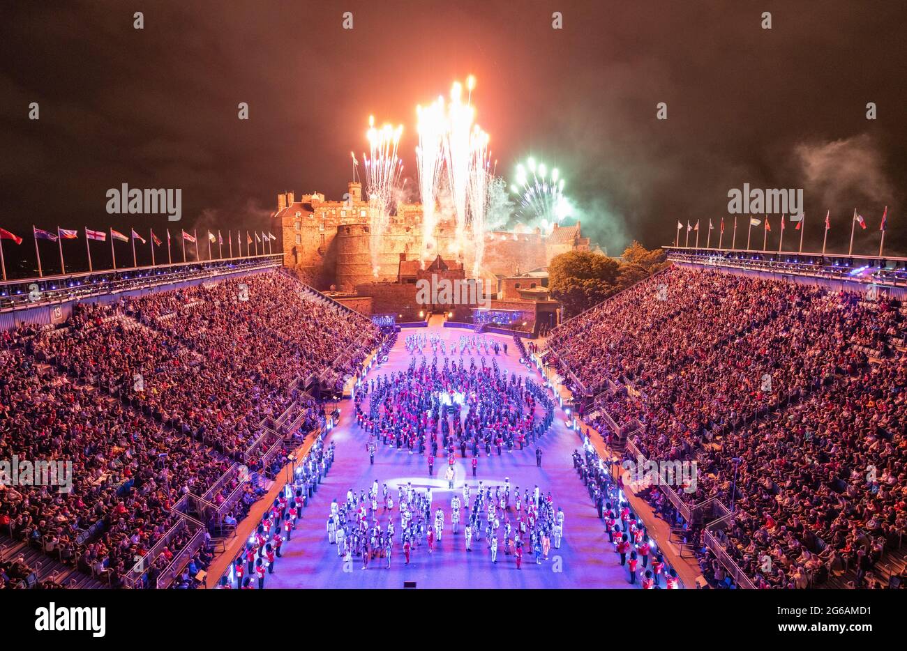 Feux d'artifice le soir d'ouverture du Royal Edinburgh Military Tattoo de 2019, sur l'esplanade du château d'Édimbourg pendant le festival international d'Édimbourg Banque D'Images