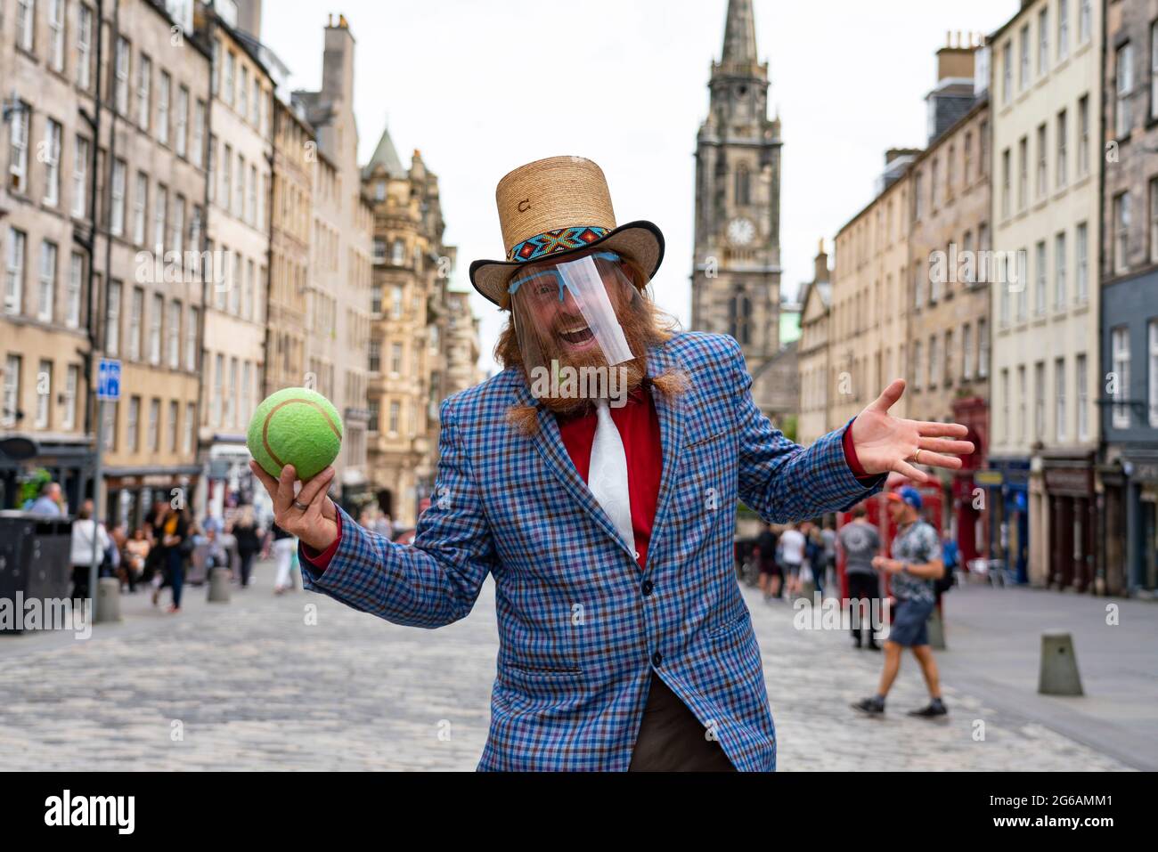 Edinburgh Fringe Festival, interprète de rue sur Royal Mile à l'occasion de ce qui aurait été ouvert le jour de l'inauguration pendant le confinement de la Covid-19, en Écosse, au Royaume-Uni Banque D'Images