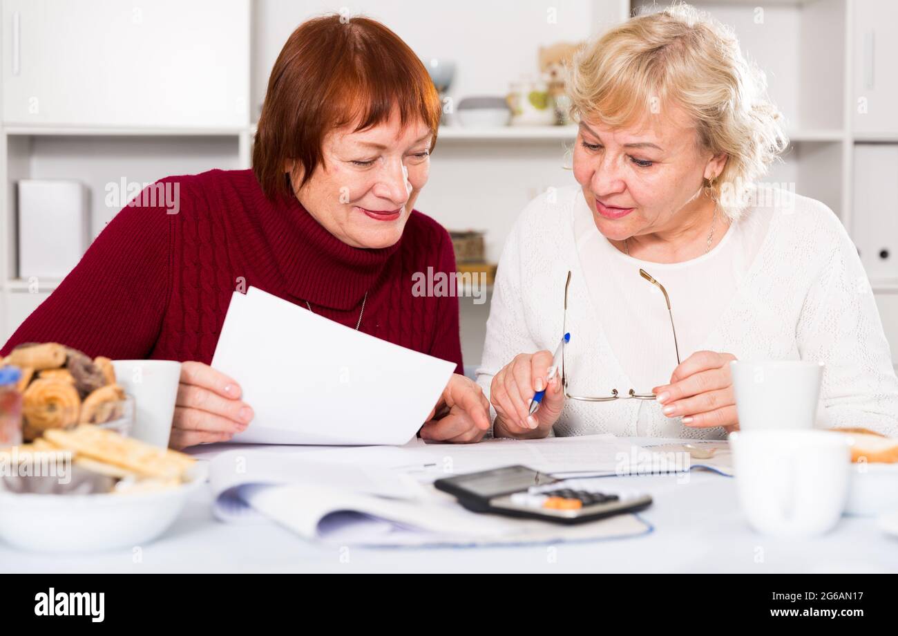 femmes matures avec paiements communautaires Banque D'Images