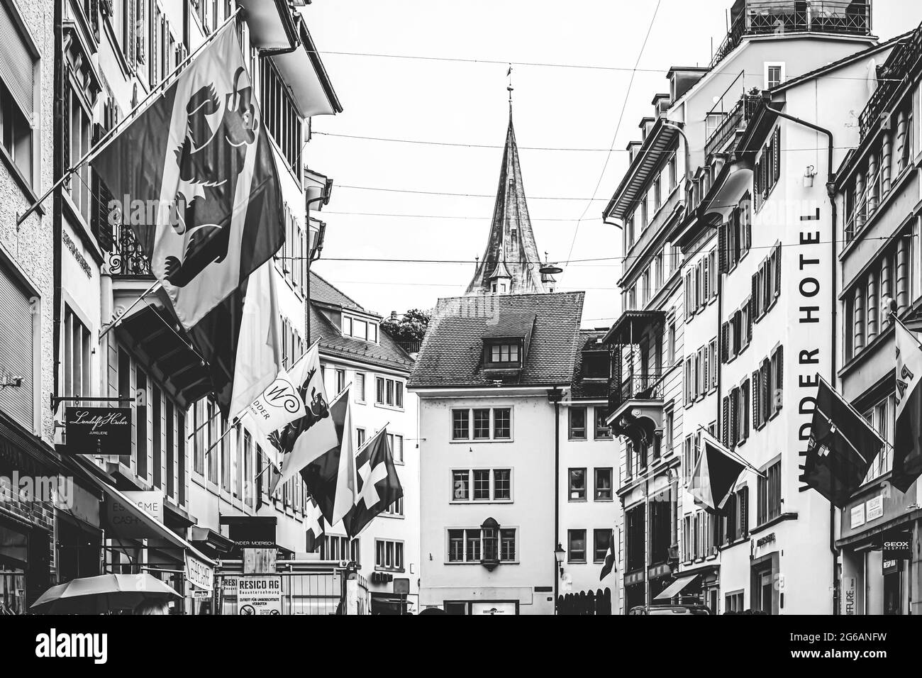 Vue monochrome d'époque sur la vieille ville historique, les boutiques et les magasins de luxe à proximité de la rue principale du centre-ville de Bahnhofstrasse, l'architecture suisse et les voyages Banque D'Images