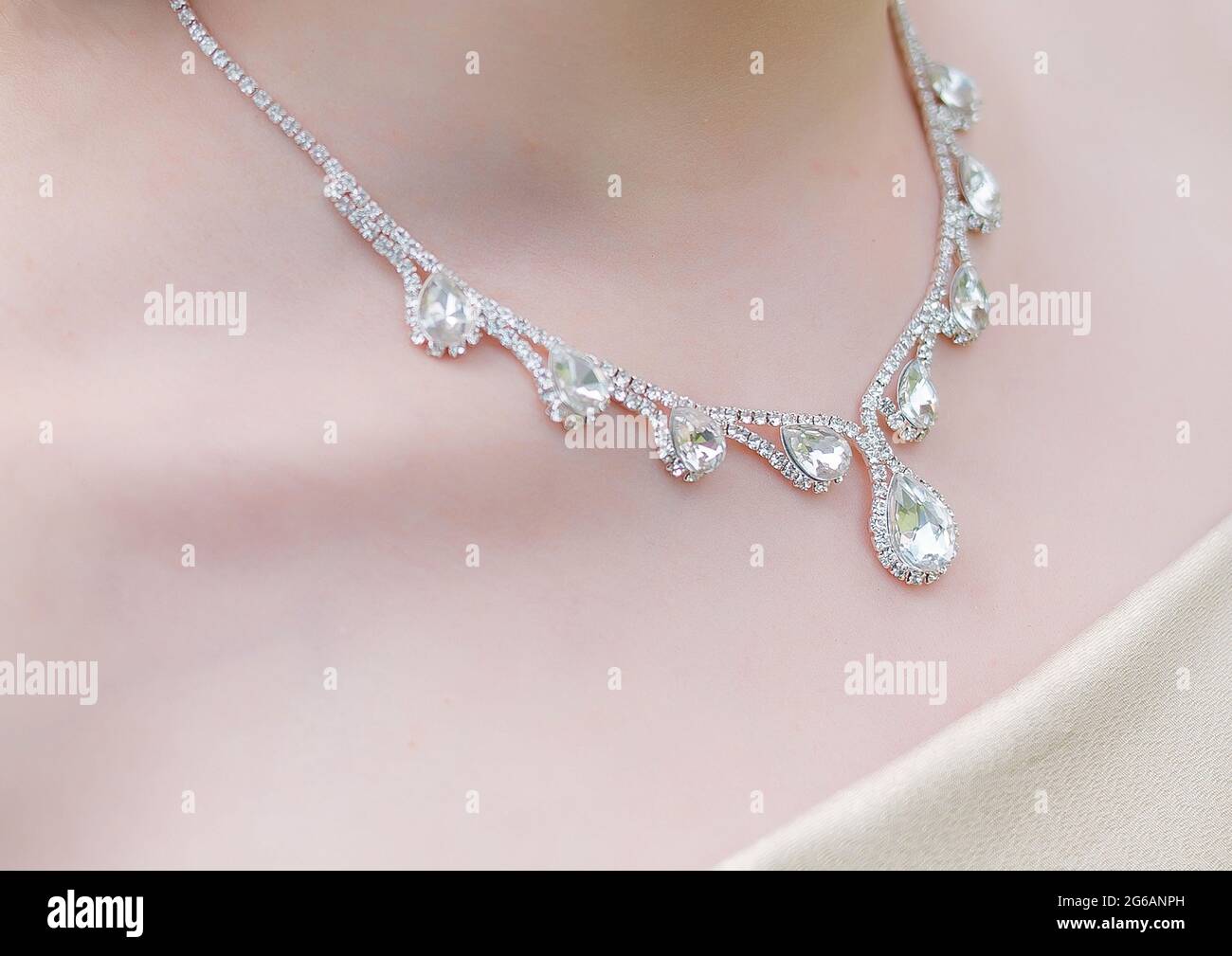 L'élément de décoration de mariage blanc échelle avec pierres et diamants gros plan. Banque D'Images