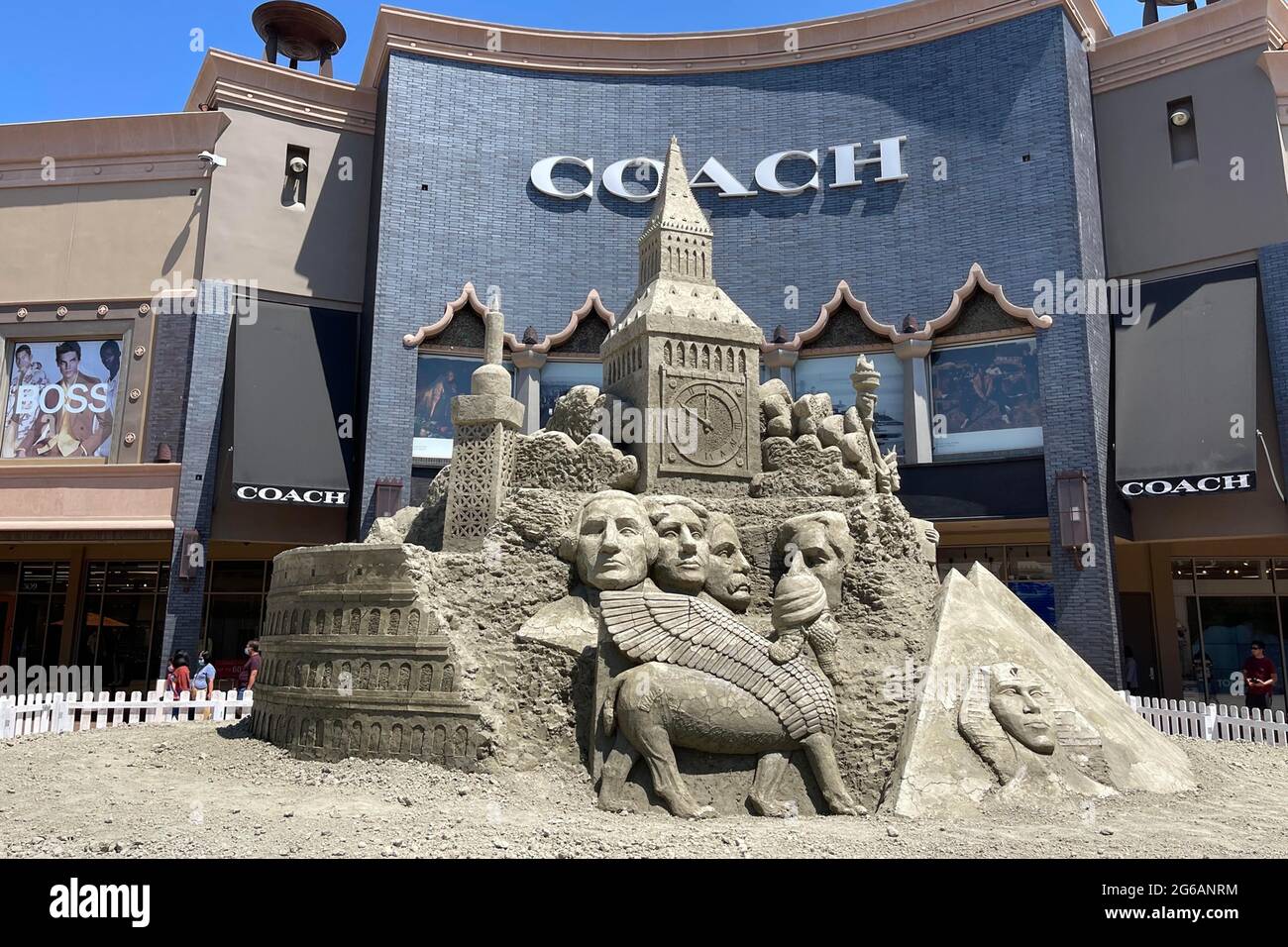 Une vue générale des monuments de la sculpture de sable du monde aux Citadel Outlets, le dimanche 4 juillet 2021, à Los Angeles. La sculpture de 20 pieds sur 36 pieds Banque D'Images