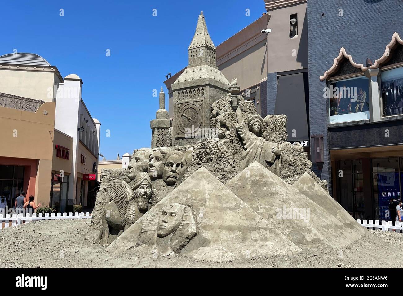 Une vue générale des monuments de la sculpture de sable du monde aux Citadel Outlets, le dimanche 4 juillet 2021, à Los Angeles. La sculpture de 20 pieds sur 36 pieds Banque D'Images