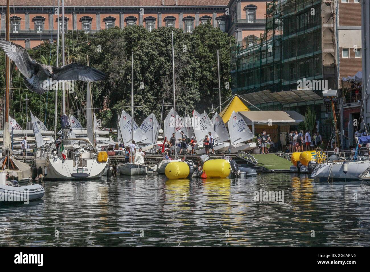 Golfe de Naples, Naples, Italie, 4 juillet 2021. Les bateaux se retrouvent au large de la côte au Palazzo Donn'Anna pour une foule éclair nautique contre la violence sexiste lancée par la Ligue navale de Naples. Ils défilent le long de la via Caracciolo, affichent des rubans rouges et émettent des signaux sonores avec des cornes et des sifflets. La napolitaine Mariafelicia Carraturo participe également à la foule, elle est la championne du monde de la libre-plongée en poids variable avec mono-nageoire. Sabrina Merolla/Alamy Banque D'Images