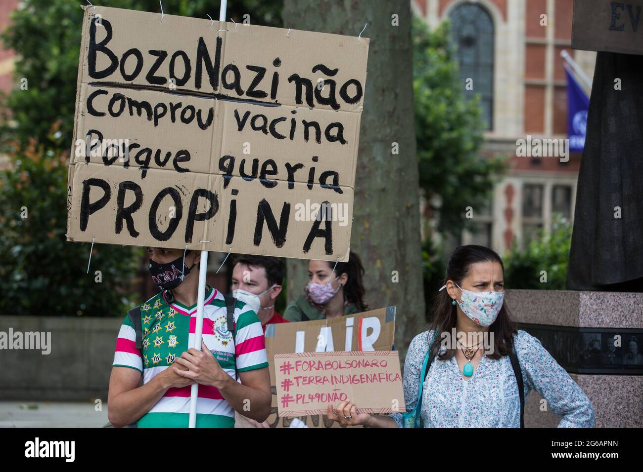 Londres, Royaume-Uni. 3 juillet 2021. Des membres de la communauté brésilienne protestent sur la place du Parlement contre la gestion par le Président Jair Bolsonaro de la pandémie Covid-19 au Brésil. Des dizaines de milliers de personnes ont également manifesté à travers le Brésil pour appeler à la mise en accusation du président suite à plus d'un demi-million de décès par coronavirus et à des allégations selon lesquelles des membres de son gouvernement auraient pu bénéficier illégalement de l'achat des vaccins Covid-19. Crédit : Mark Kerrison/Alamy Live News Banque D'Images