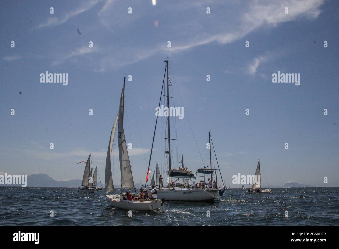 Golfe de Naples, Naples, Italie, 4 juillet 2021. Les bateaux se retrouvent au large de la côte au Palazzo Donn'Anna pour une foule éclair nautique contre la violence sexiste lancée par la Ligue navale de Naples. Ils défilent le long de la via Caracciolo, affichent des rubans rouges et émettent des signaux sonores avec des cornes et des sifflets. La napolitaine Mariafelicia Carraturo participe également à la foule, elle est la championne du monde de la libre-plongée en poids variable avec mono-nageoire. Sabrina Merolla/Alamy Banque D'Images