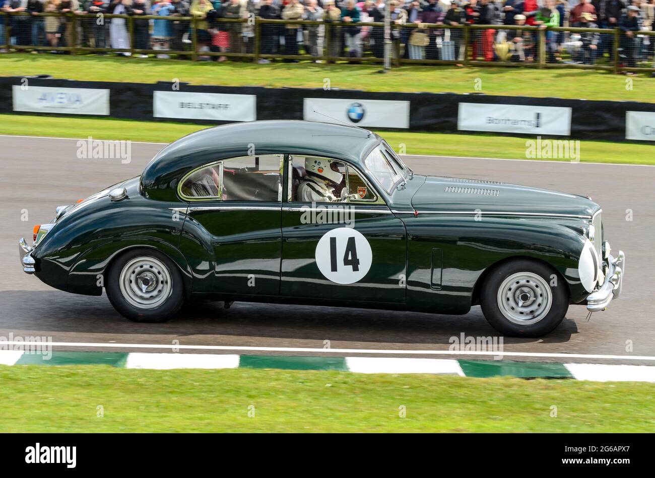 Berline Jaguar Mk VII classique, voiture de course vintage en compétition dans le trophée St Marys à l'événement historique de Goodwood Revival, Royaume-Uni. Berline de luxe Banque D'Images