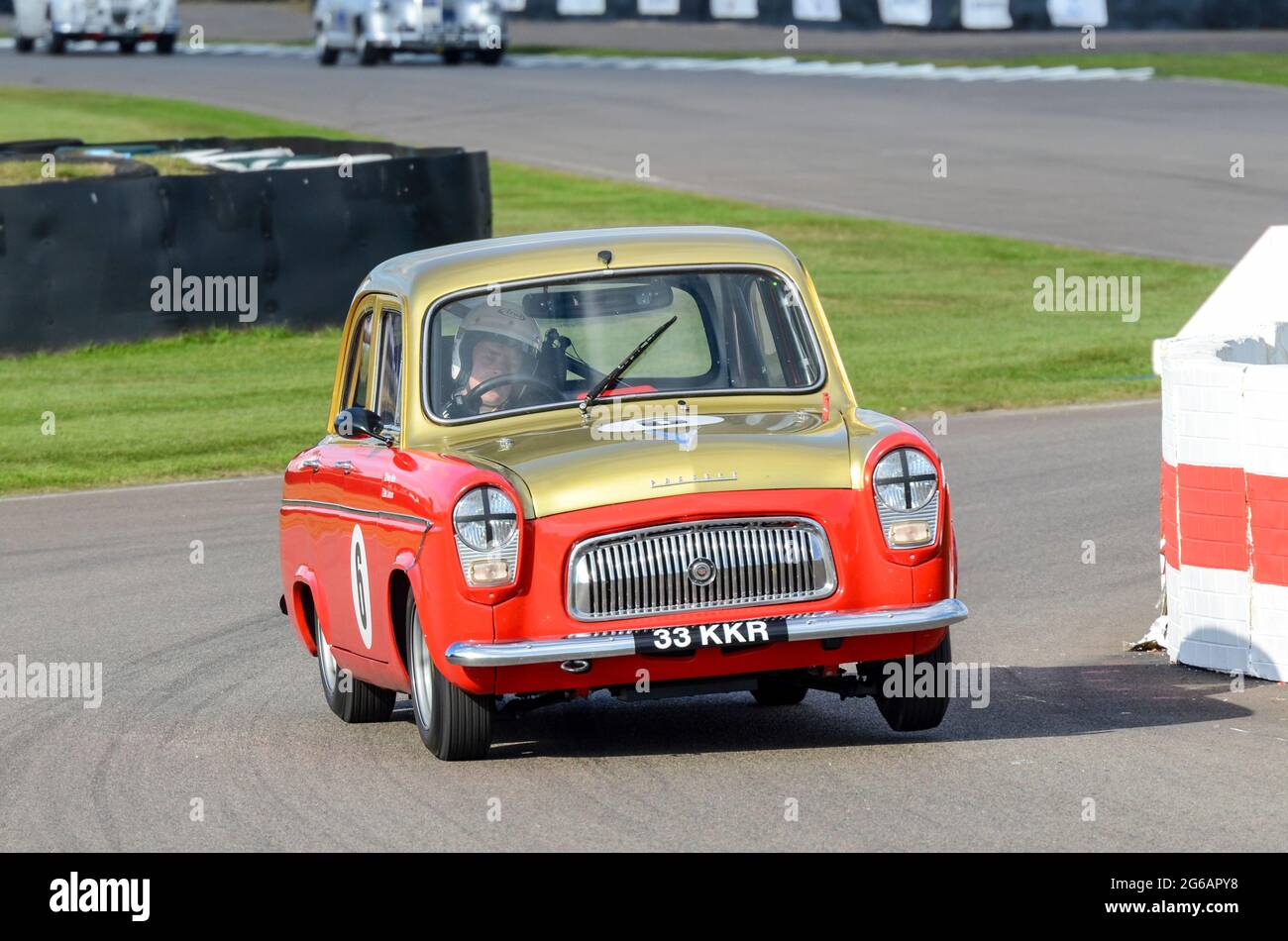 Ford Préfet 107E berline classique, voiture de course vintage en compétition dans le trophée St Marys à l'événement historique de Goodwood Revival, Royaume-Uni. Roue au-dessus du sol Banque D'Images