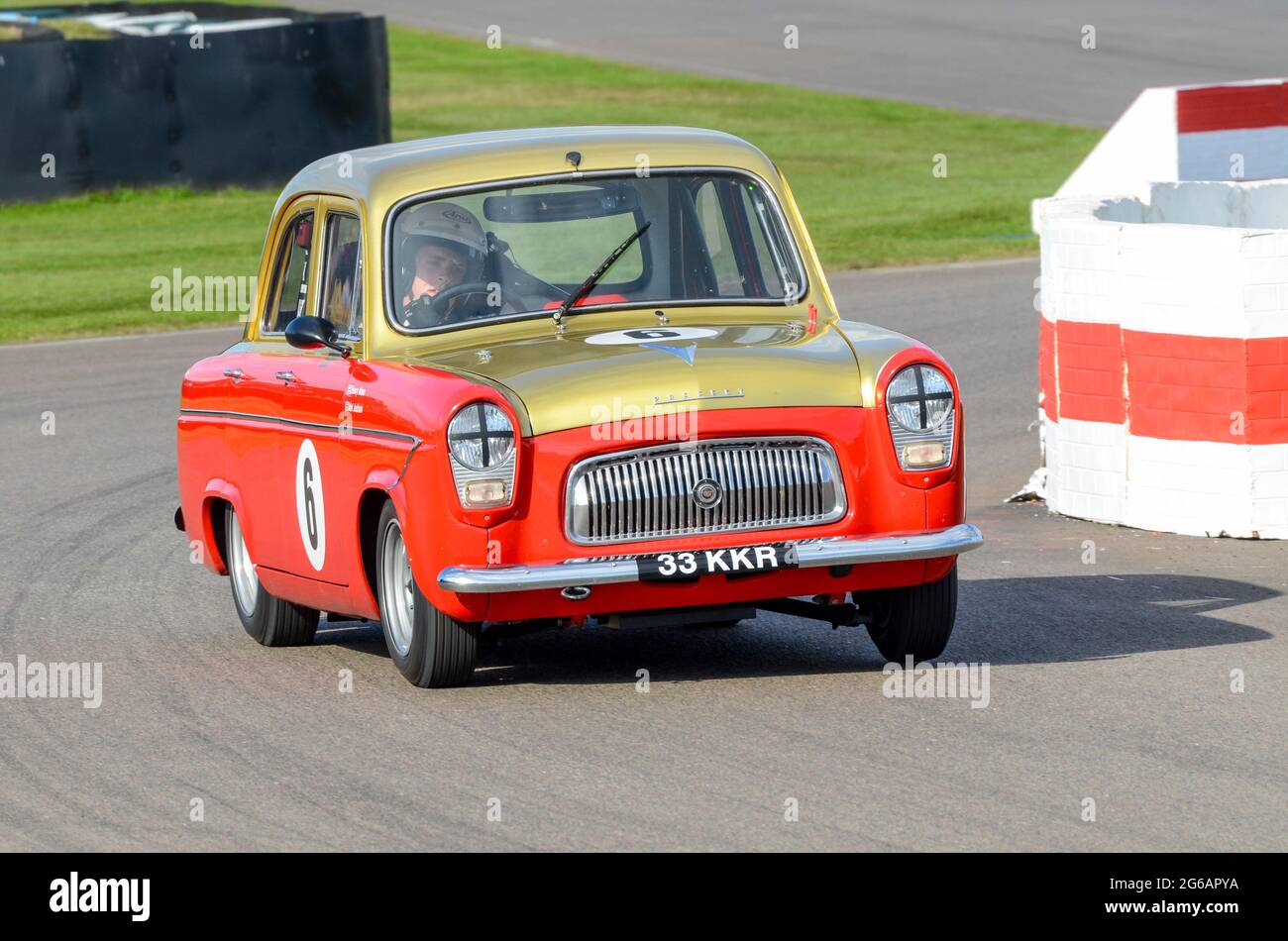 Ford Préfet 107E berline classique, voiture de course vintage en compétition dans le trophée St Marys à l'événement historique de Goodwood Revival, Royaume-Uni. Petite voiture britannique Banque D'Images