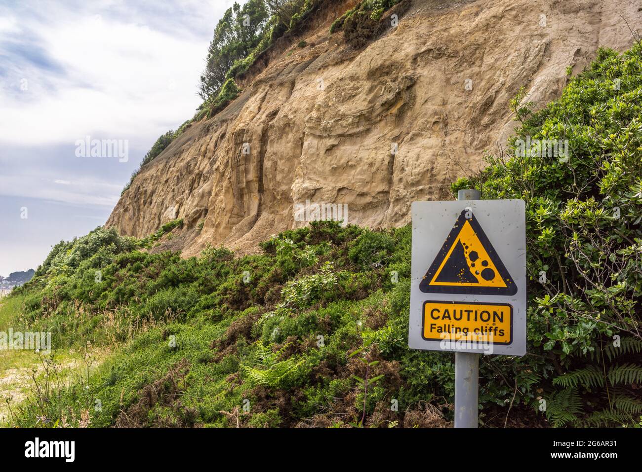 Panneau « attention - chutes de falaises » dû à l'érosion côtière le long de la côte sud à Highcliffe Beach, Dorset, Angleterre, Royaume-Uni Banque D'Images