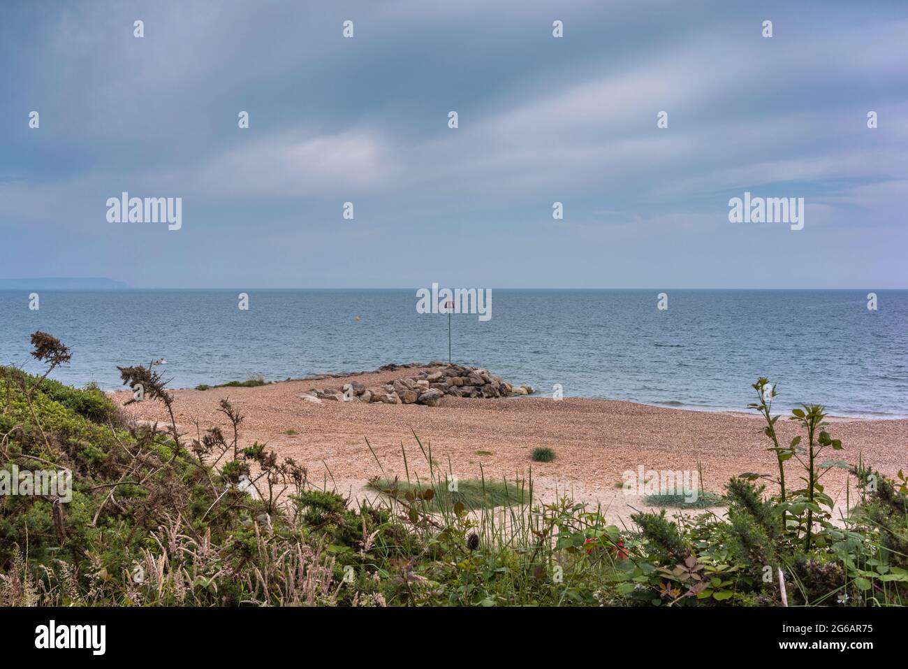 Highcliffe Beach mer Marker le long de la côte - ciel couvert, Dorset, Angleterre, Royaume-Uni Banque D'Images