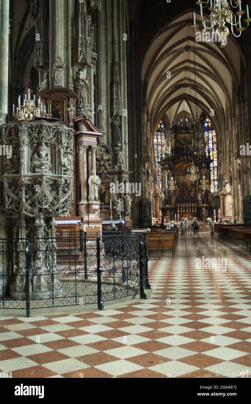 Intérieur de la cathédrale de San Esteban et chaire des grenouilles Banque D'Images