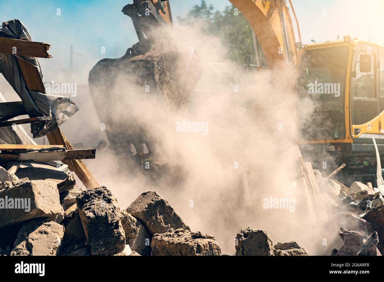 Processus de démolition de l'ancien bâtiment de démantèlement. Carter de rupture de pelle hydraulique. Destruction de logements délabrés pour un nouveau développement. Banque D'Images