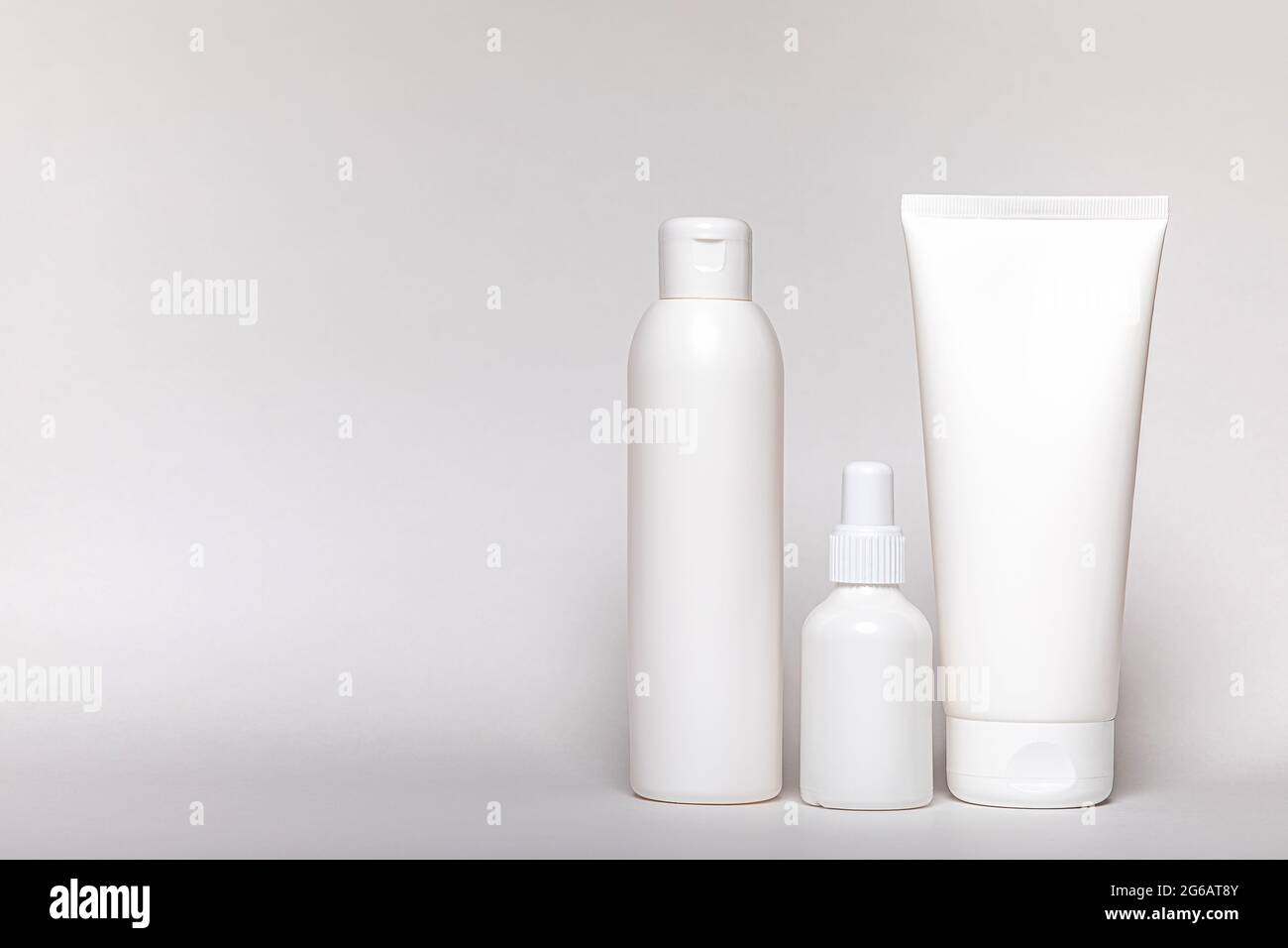 Crème pour le corps, shampooing, médicaments, maquillage, bouteille cosmétique et mousse de douche. Hygiène et soin dans un jeu d'articles, un groupe d'objets. Concept blanc. Banque D'Images