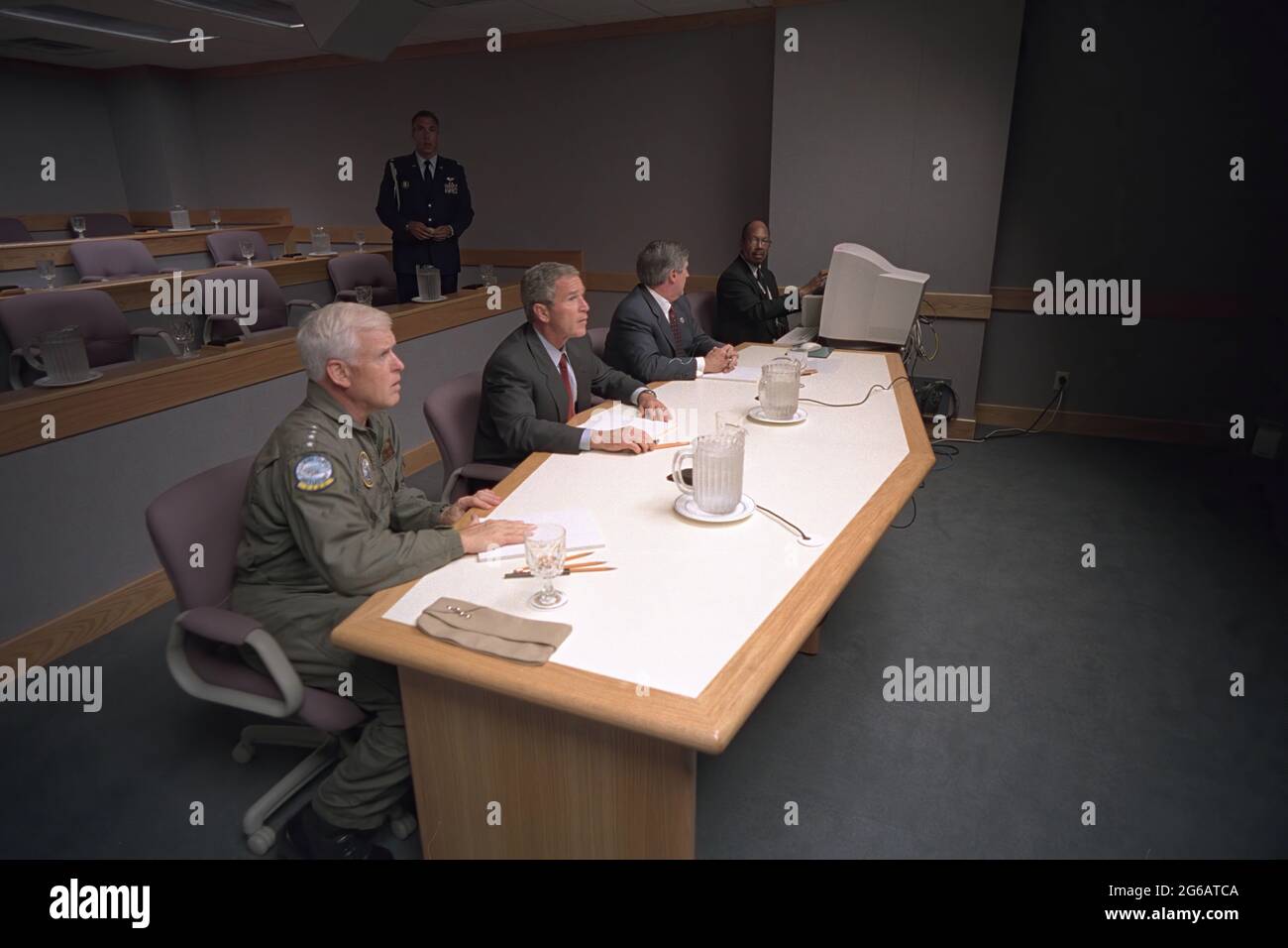 Le président George W. Bush, l'amiral Richard Mies, à gauche, et le chef de cabinet de la Maison-Blanche Andy Card organisent une téléconférence vidéo le mardi 11 septembre 2001, à la base aérienne d'Offutt, au Nebraska. Photo d'Eric Draper, la Maison Blanche. Banque D'Images